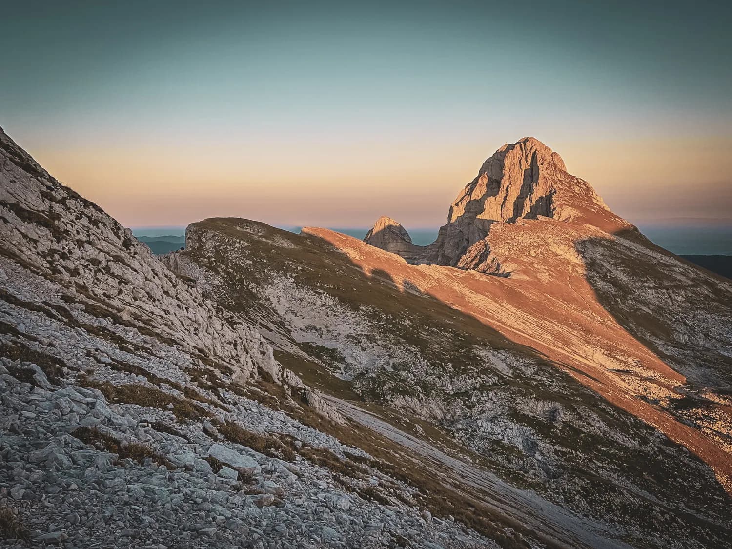Het berglandschap van de Vercors bij zonsondergang, een uitnodiging voor avontuur in de buitenlucht.