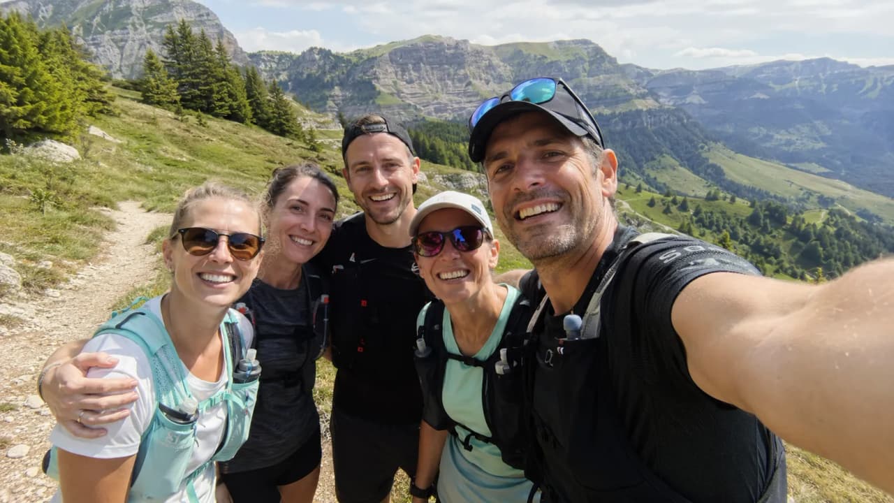 Een hardloper op een bergpad in de Vercors, omringd door adembenemende natuur.