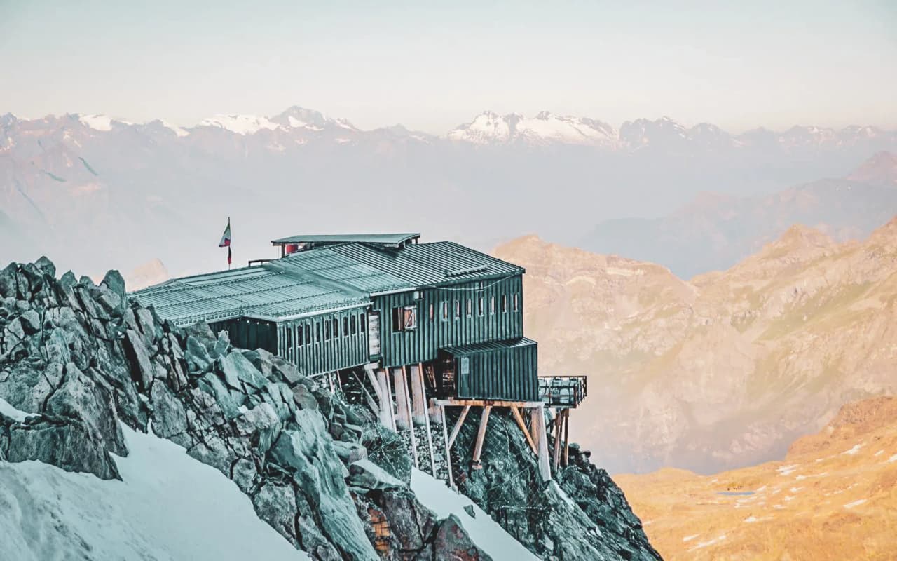 Refuge alpin perché sur des rochers, entouré de sommets majestueux du Mont Rose.