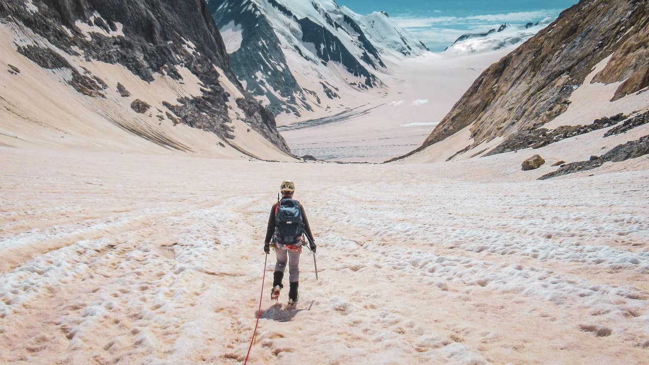 Randonneur sur le glacier d'Aletsch, entouré de sommets majestueux et paysages époustouflants.