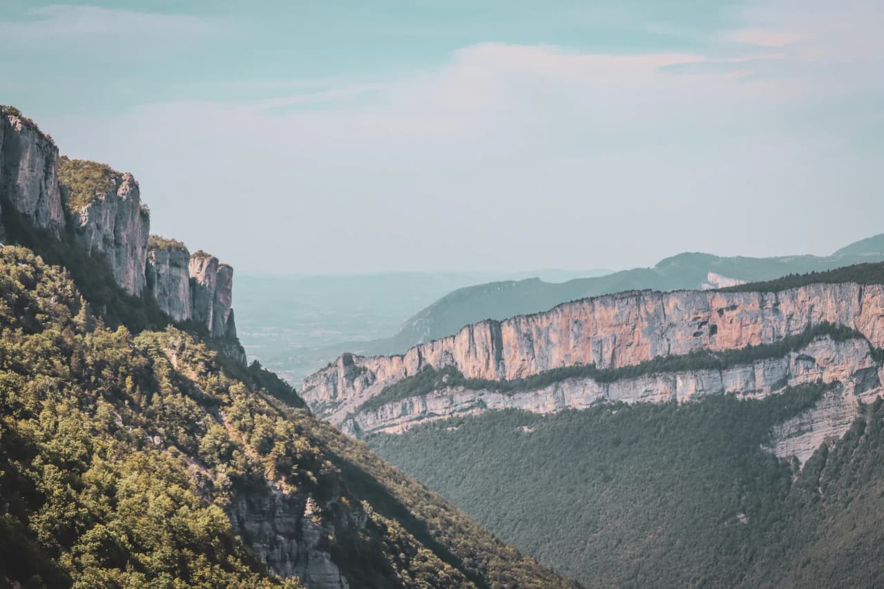 A panoramic view of the majestic cliffs of the Vercors, an invitation to adventure in the heart of nature.
