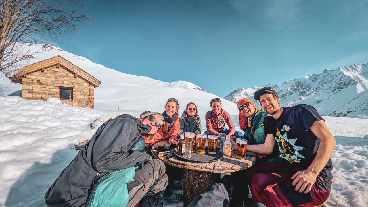 Vastes sommets enneigés sous un ciel bleu, invitation à l'aventure en ski de randonnée.