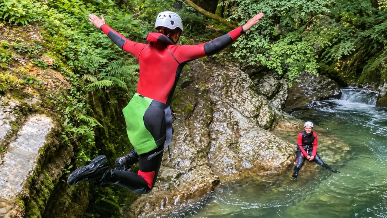 Un aventurier plonge joyeusement dans une eau cristalline, entouré de verdure luxuriante.