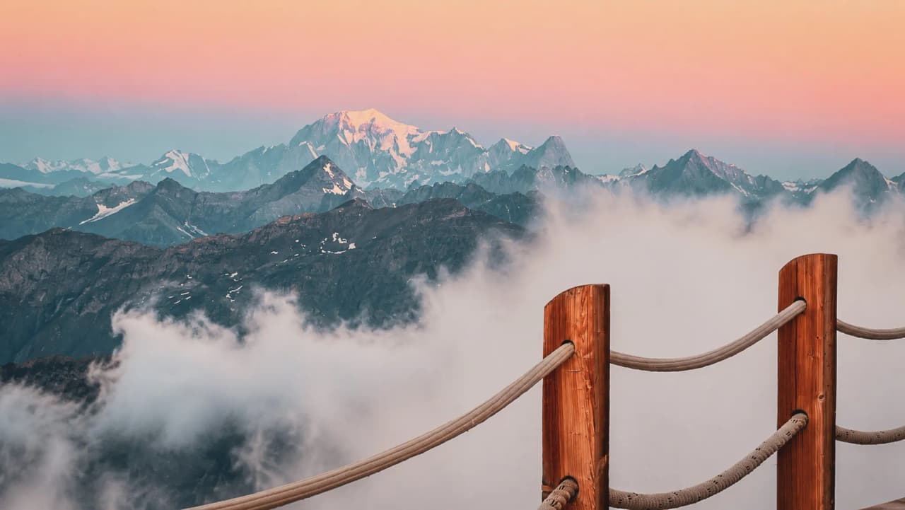 Sunset over the Monte Rosa mountains, shrouded in clouds – an invitation to adventure.