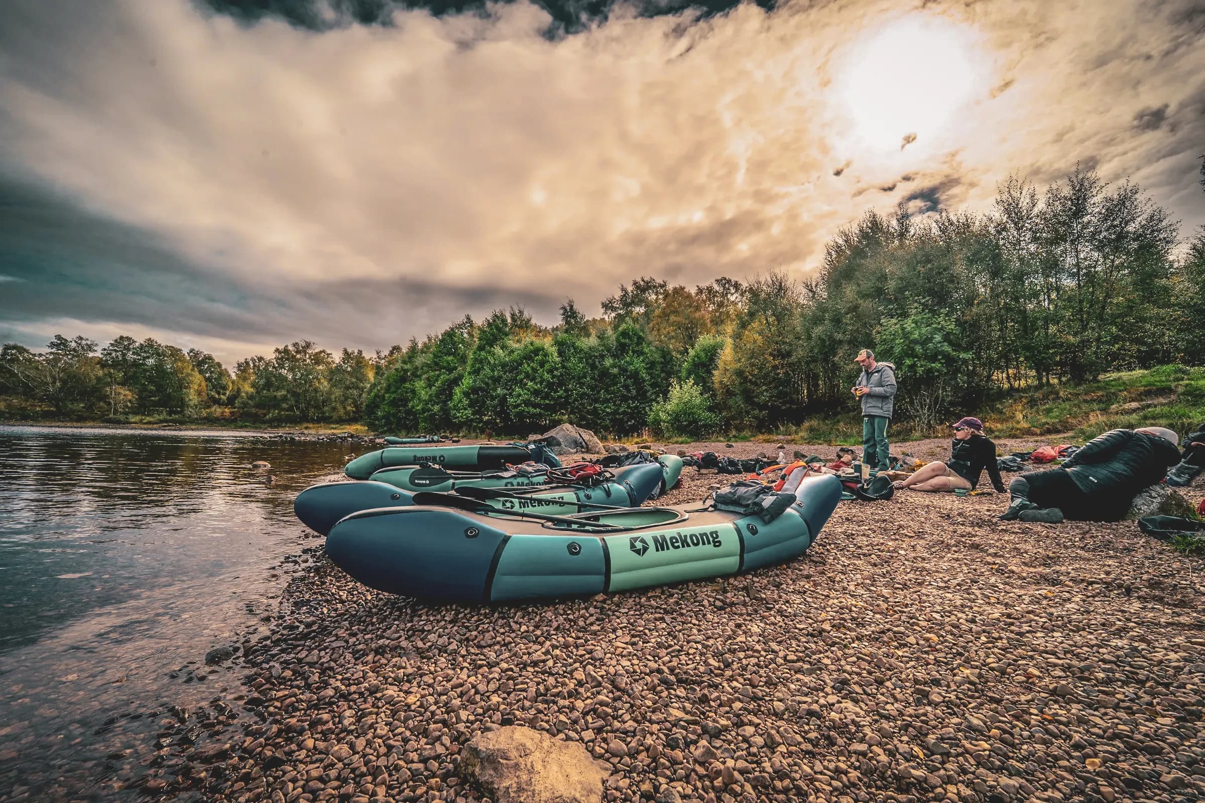 Packrafts aan de rand van een loch in de Highlands, een serene sfeer en wilde natuur. Avontuur in zicht!