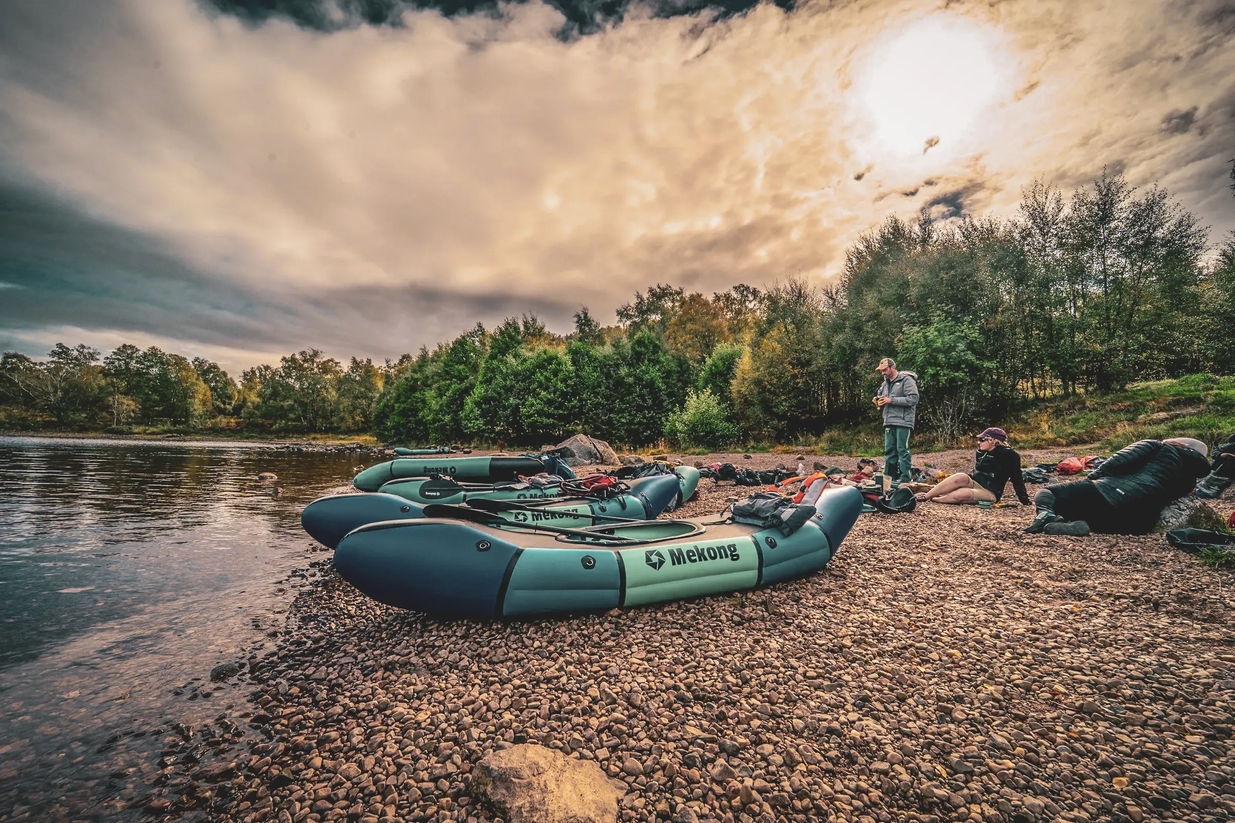 Packrafts aan de rand van een loch in de Highlands, een serene sfeer en wilde natuur. Avontuur in zicht!