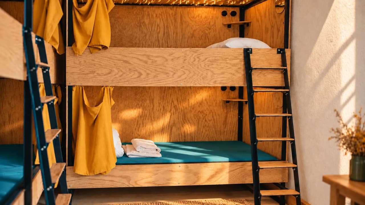 Comfortable wooden rooms with bunk beds, ideal for a getaway in the countryside.