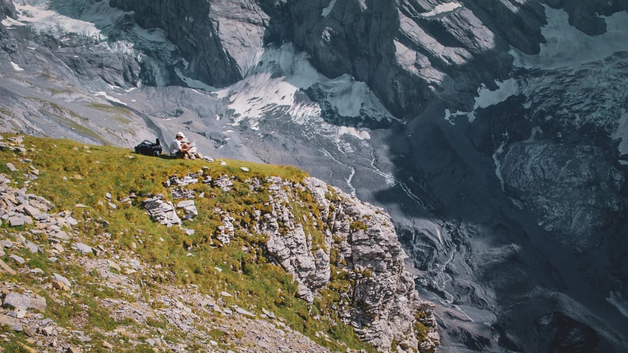Randonnée au bord du Glacier d'Aletsch, avec des sommets majestueux en arrière-plan.