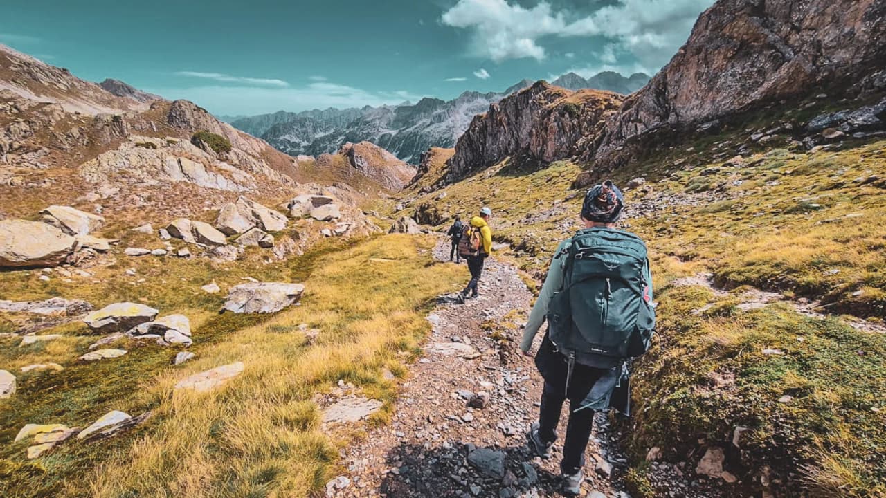 Wandeling in de Hautes-Pyrénées, een pad omzoomd met rotsen, een adembenemend berglandschap.