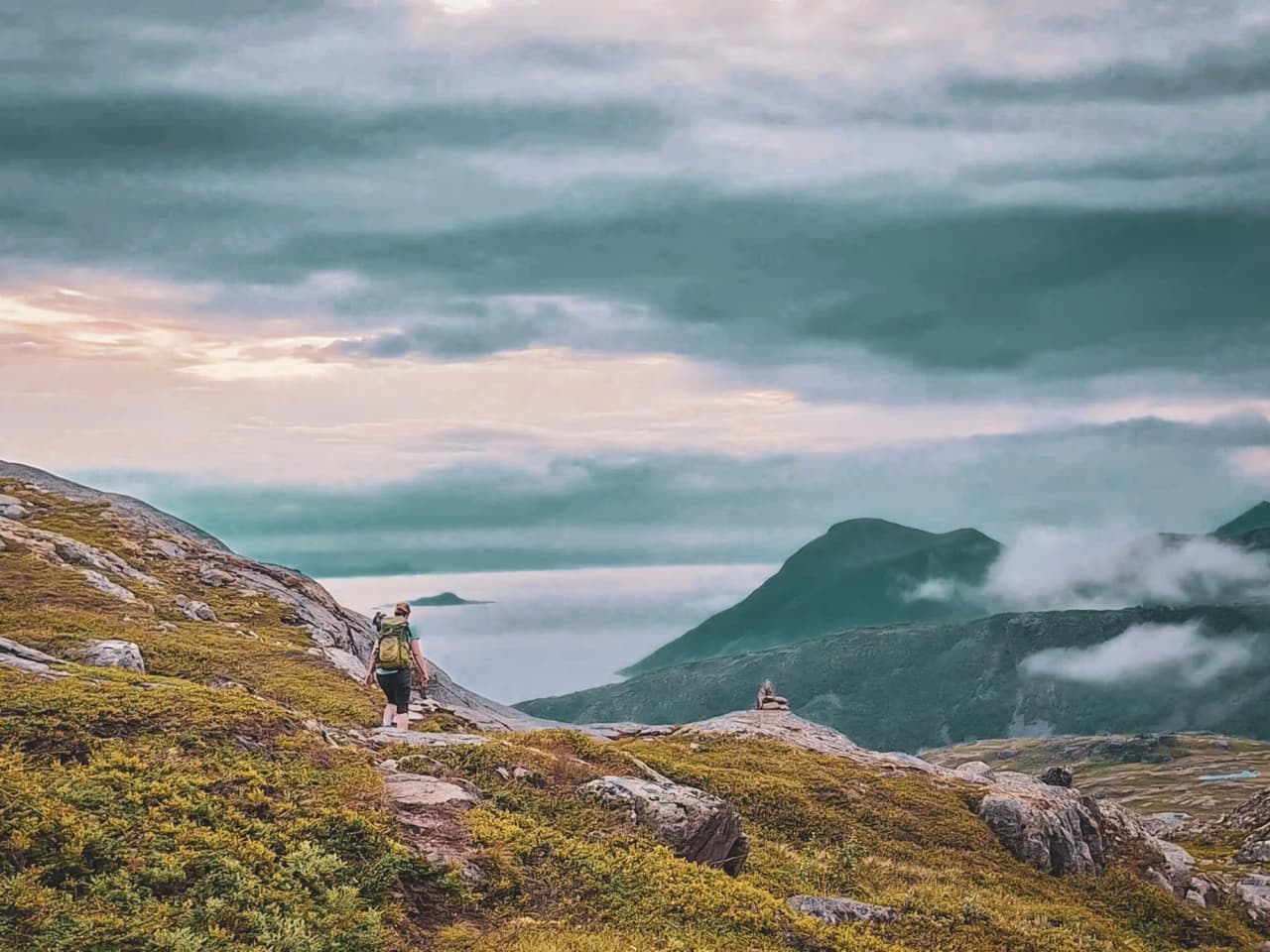 Majestueus landschap van het eiland Senja, met wandelaars.