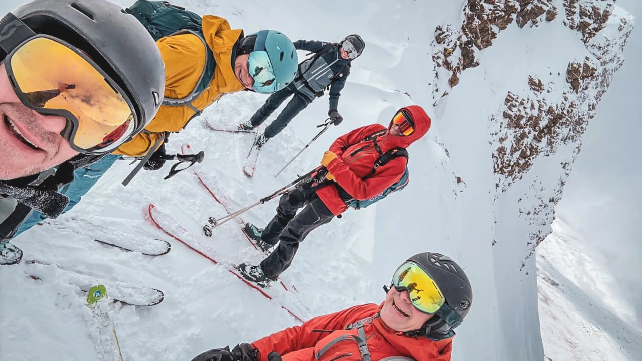 Groupe de skieurs sur les crêtes enneigées du Queyras, prêts pour l'aventure en montagne.