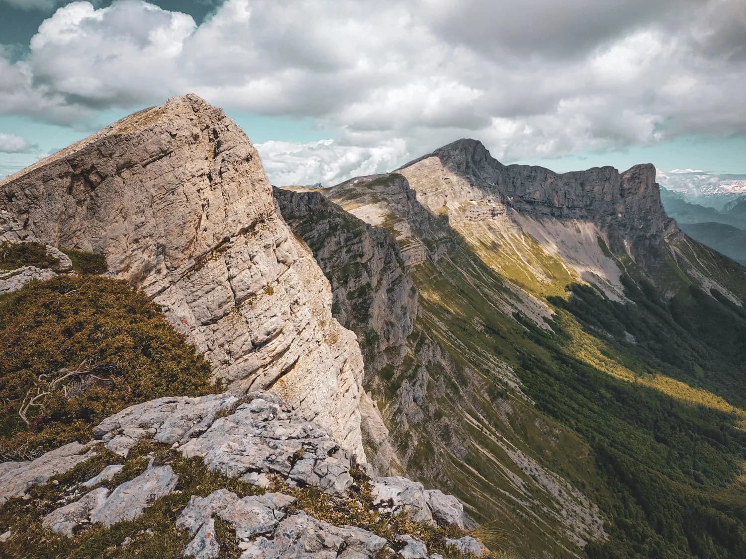 Een majestueus panorama op de bergen van de Vercors, ideaal voor een avontuur in de wildernis.