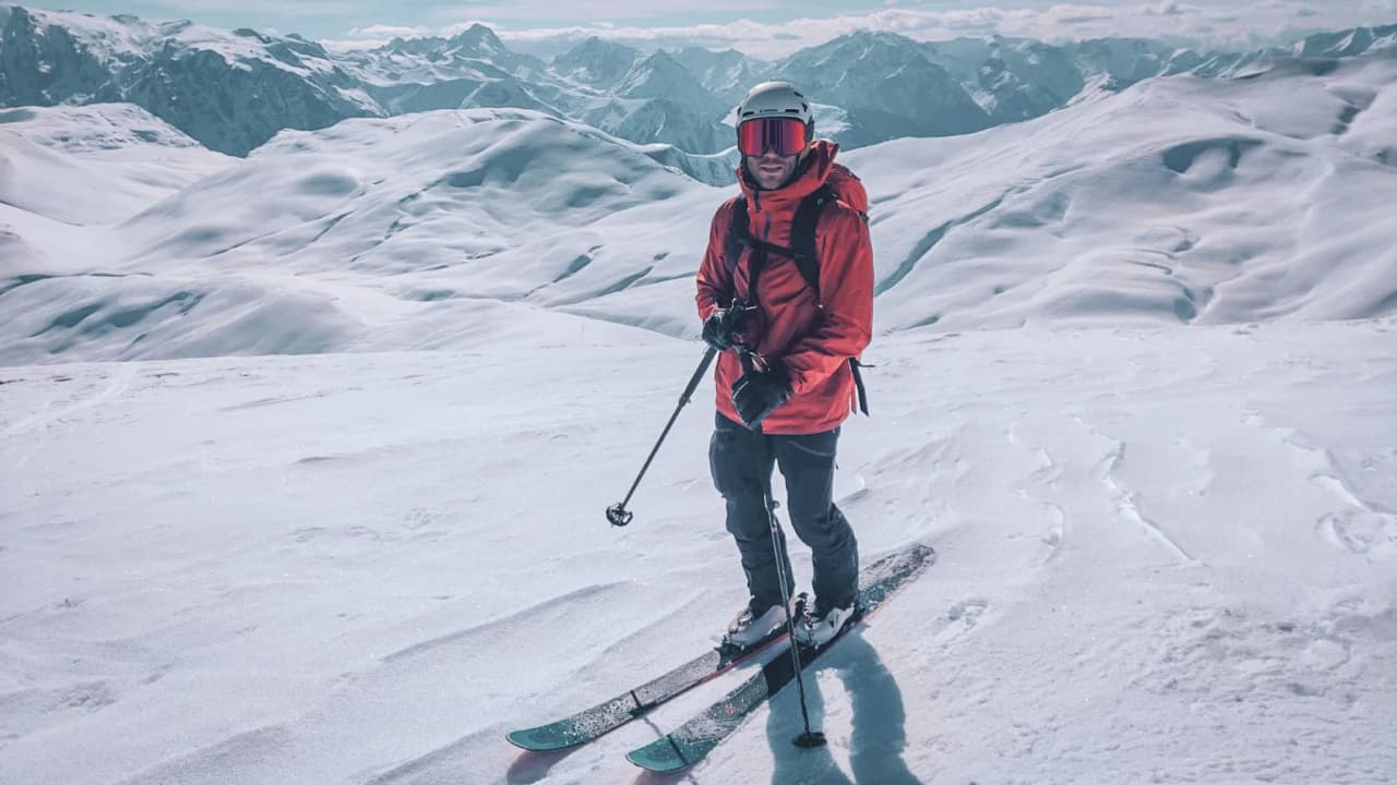 Un paysage hivernal à La Grave, avec des montagnes majestueuses et des pistes enneigées.