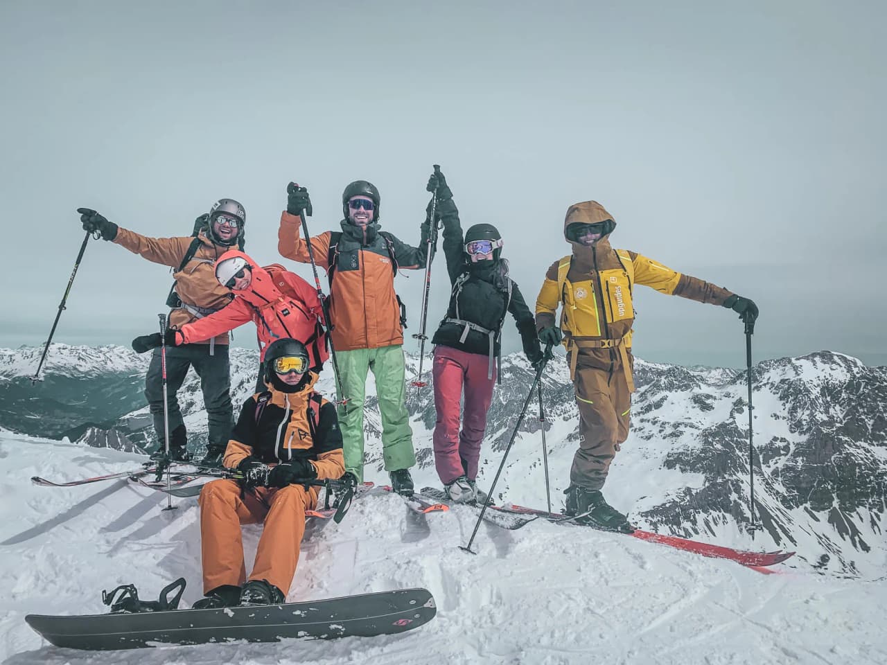 Een groep avonturiers op de berg Thabor, met ski's en een glimlach, klaar voor de beklimming.