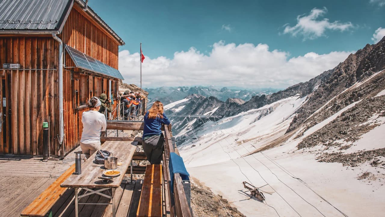 Refuge en montagne avec vue panoramique sur le Glacier d'Aletsch et les sommets environnants.
