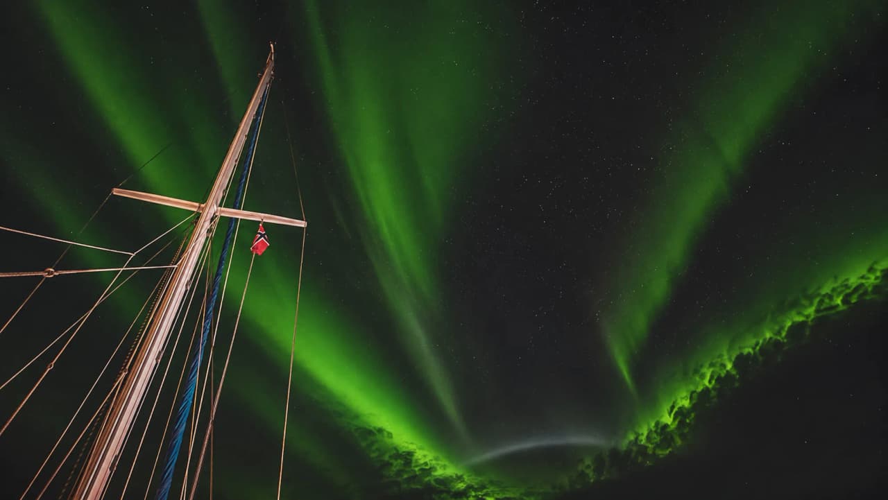 Zeilen onder het noorderlicht, een sterrennacht in de fjorden van Tromsø.