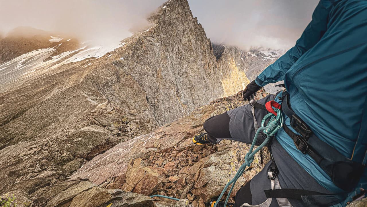 Une vue plongeante sur un chemin escarpé en montagne, au cœur des Écrins, idéal pour l'alpinisme.