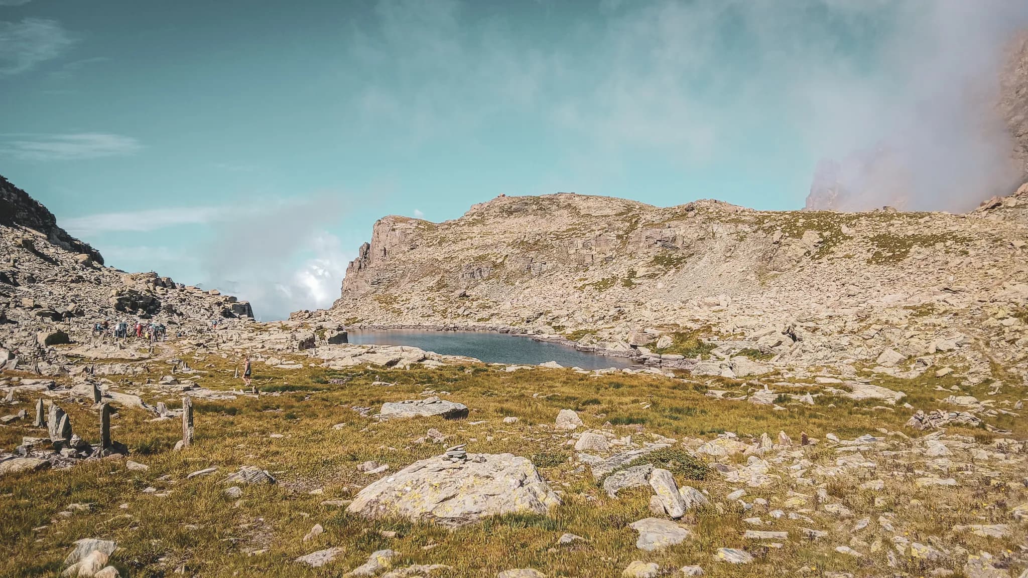 Serene meren en majestueuze Alpenlandschappen rond de Mont Viso, een uitnodiging tot avontuur.