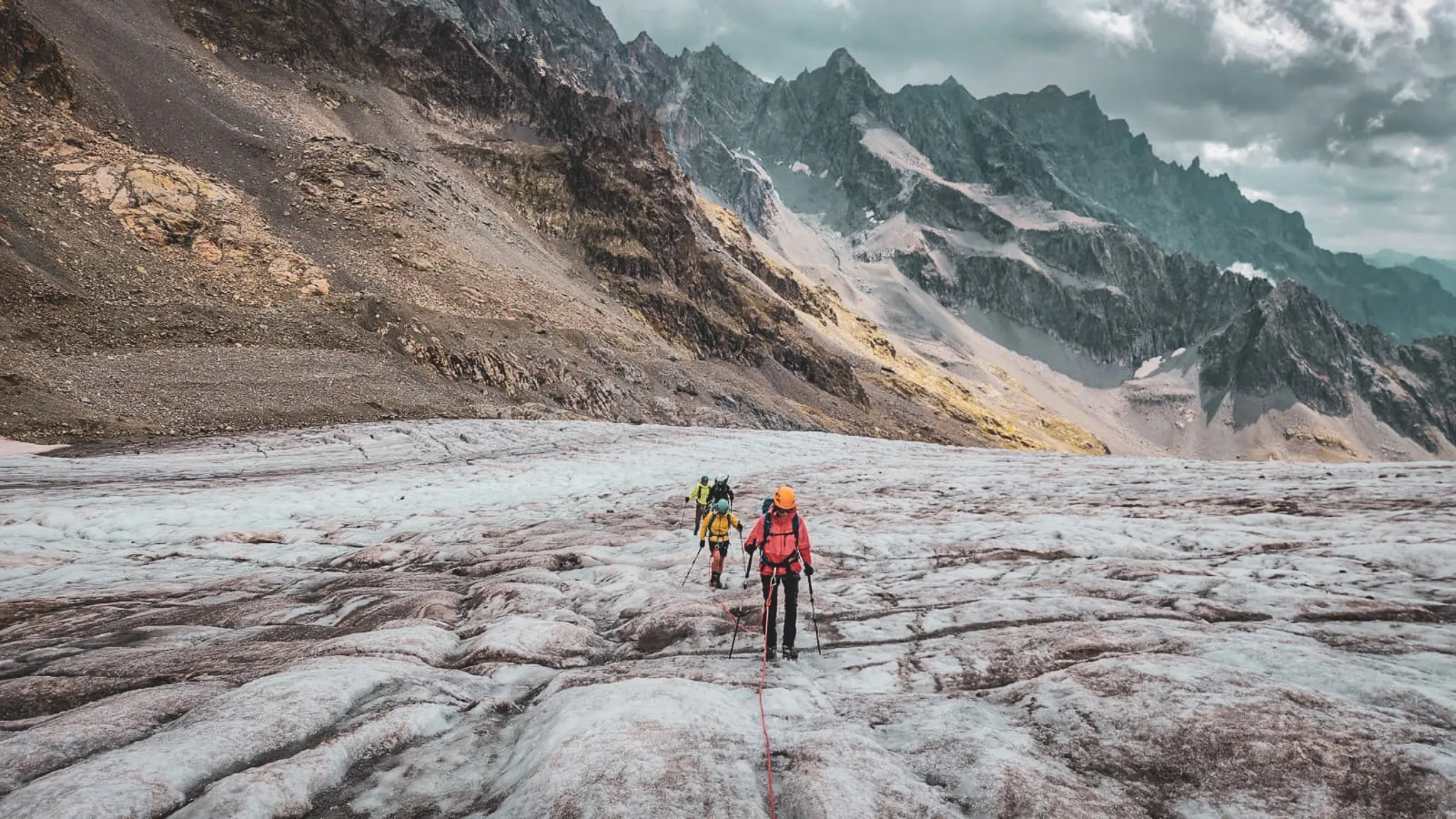 Alpinistes sur un glacier des Écrins, entourés de majestueuses montagnes. Aventure assurée !