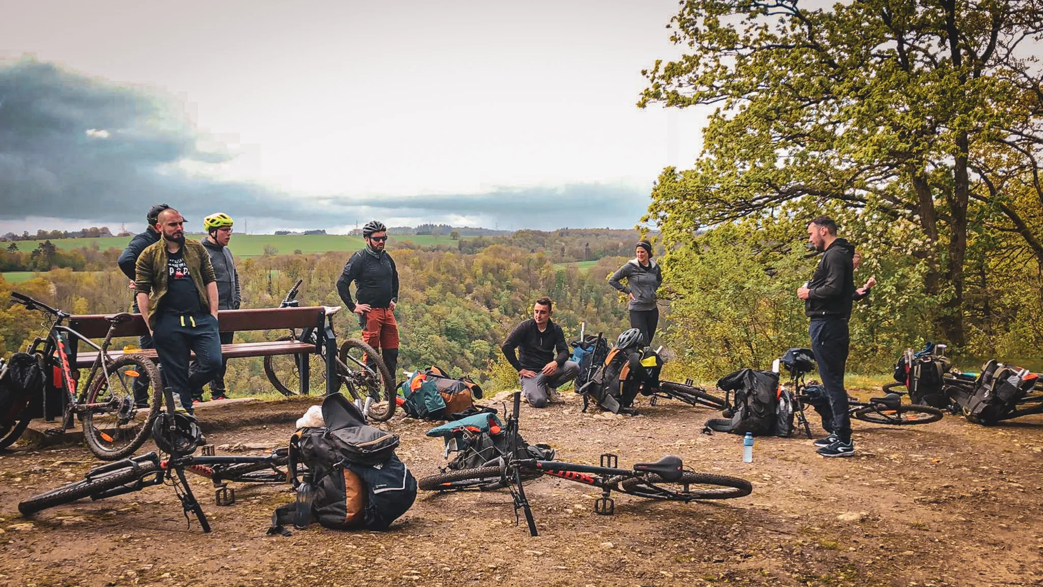 Groupe d'aventuriers en VTT, entourés de nature, prêts pour une journée exaltante en plein air.