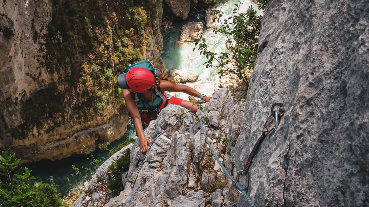 Een klimmer die een rotswand in het hart van de Gorges du Verdon bedwingt, een spectaculair uitzicht.