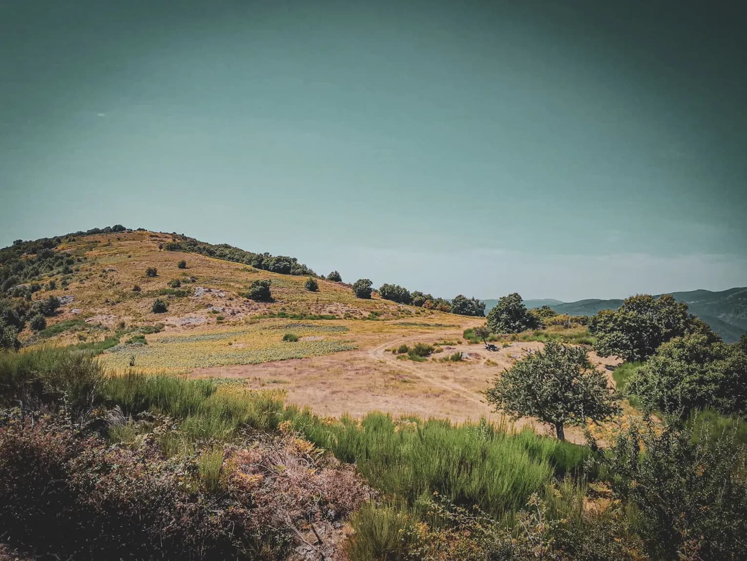 Het schilderachtige landschap van de Cevennen, de glooiende groene heuvels en azuurblauwe luchten nodigen uit tot avontuur.