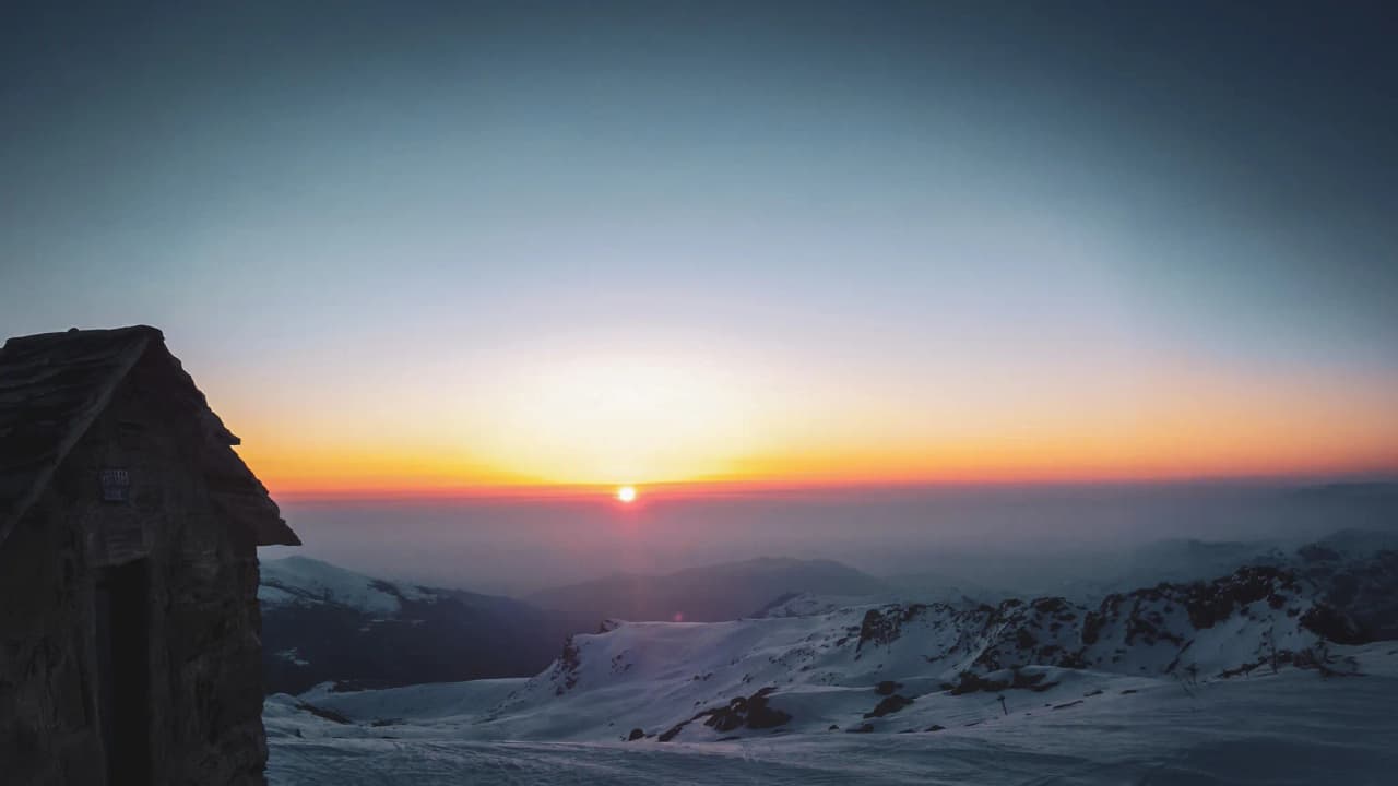 Lever de soleil majestueux sur les cimes enneigées du Mont Viso, promettant l'aventure.