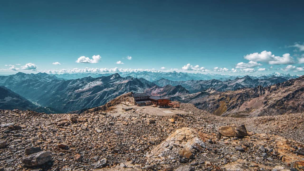 Panoramisch uitzicht op de bergen, met een schilderachtige Berghut midden in een spectaculair berglandschap.