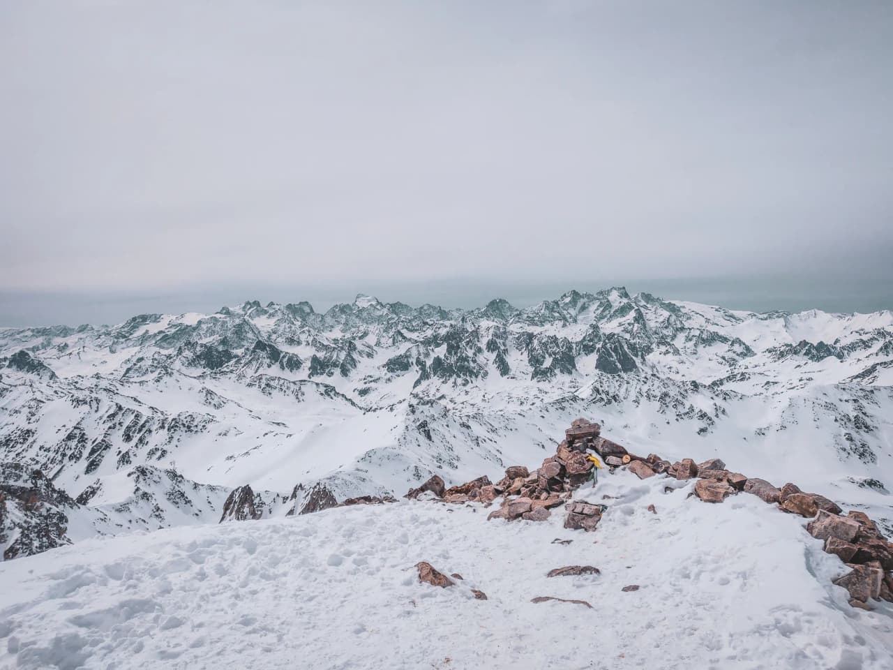 Adembenemend panoramisch uitzicht op de besneeuwde bergtoppen vanaf de Mont Thabor. Een ware oproep tot avontuur!