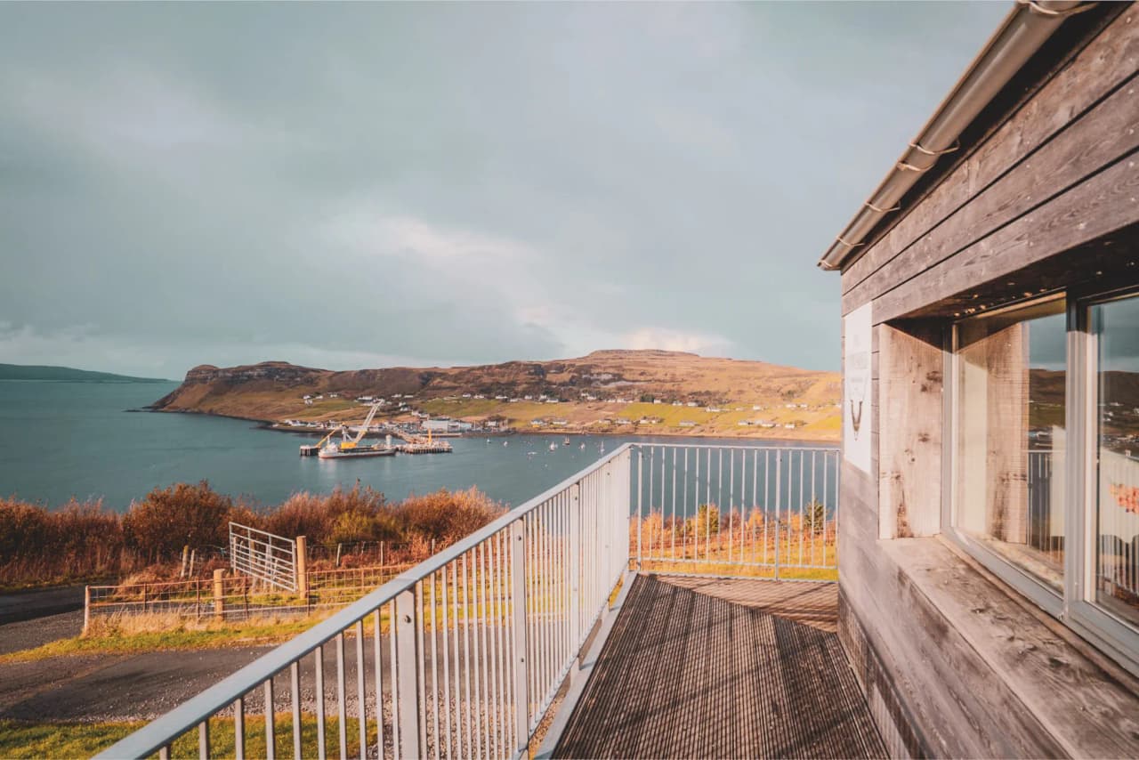 Vue panoramique sur l'île de Skye, entre mer, collines verdoyantes et charmants villages.