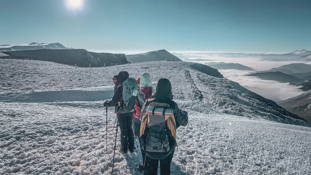 Randonnées en raquettes sur un paysage enneigé, avec vue panoramique dans le Vercors.