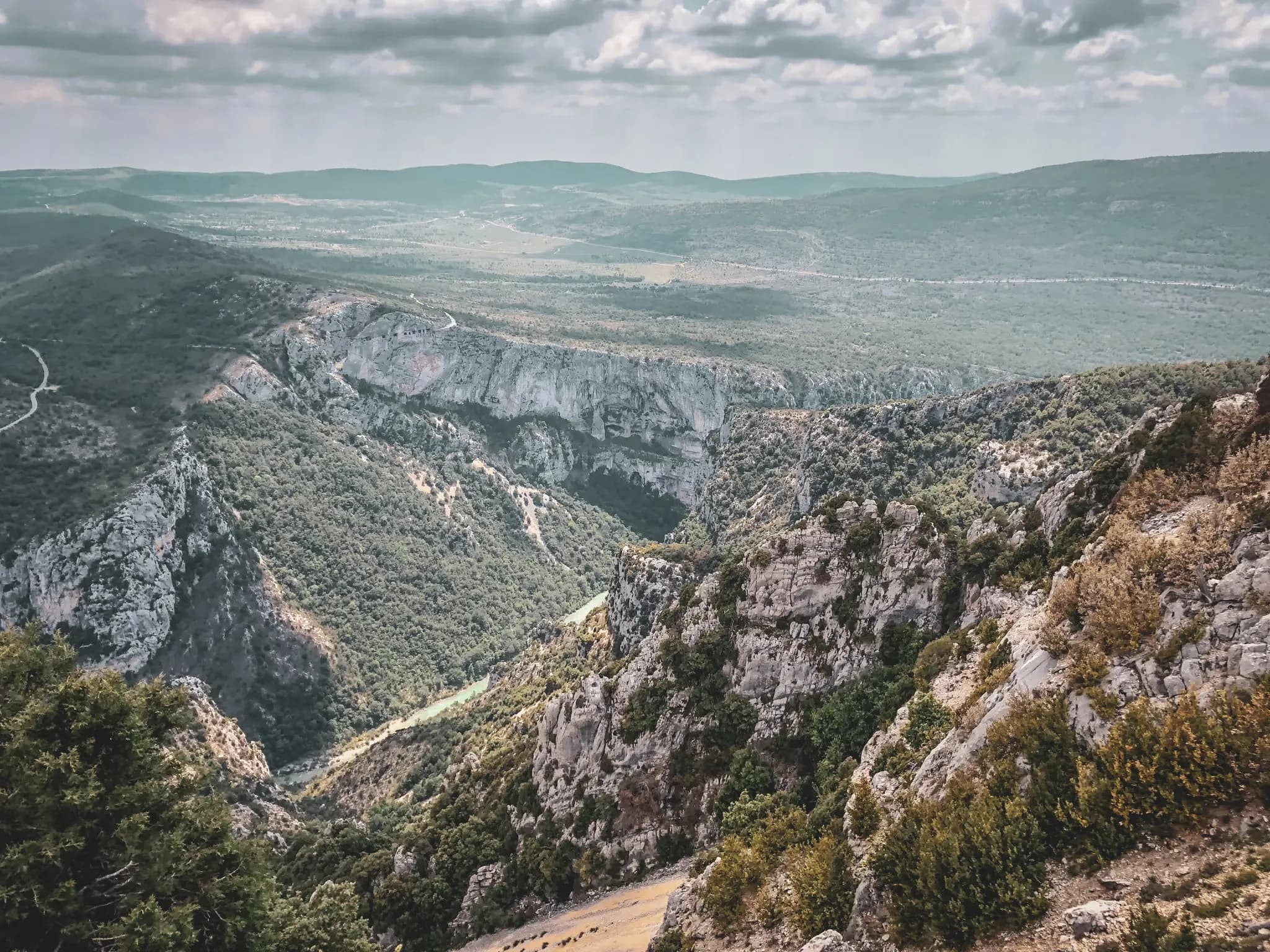 Panoramic views of the Gorges du Verdon, majestic landscapes and impressive cliffs.