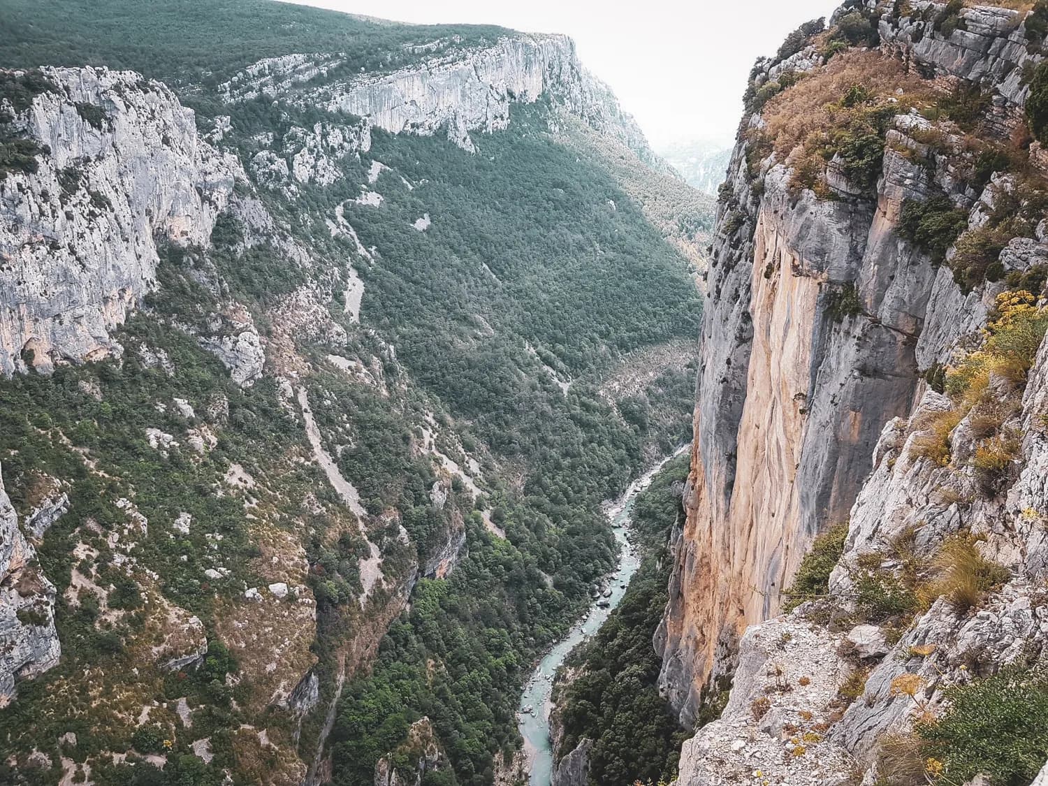 Panoramic views of the Gorges du Verdon, majestic cliffs and wild nature, an invitation to climb.
