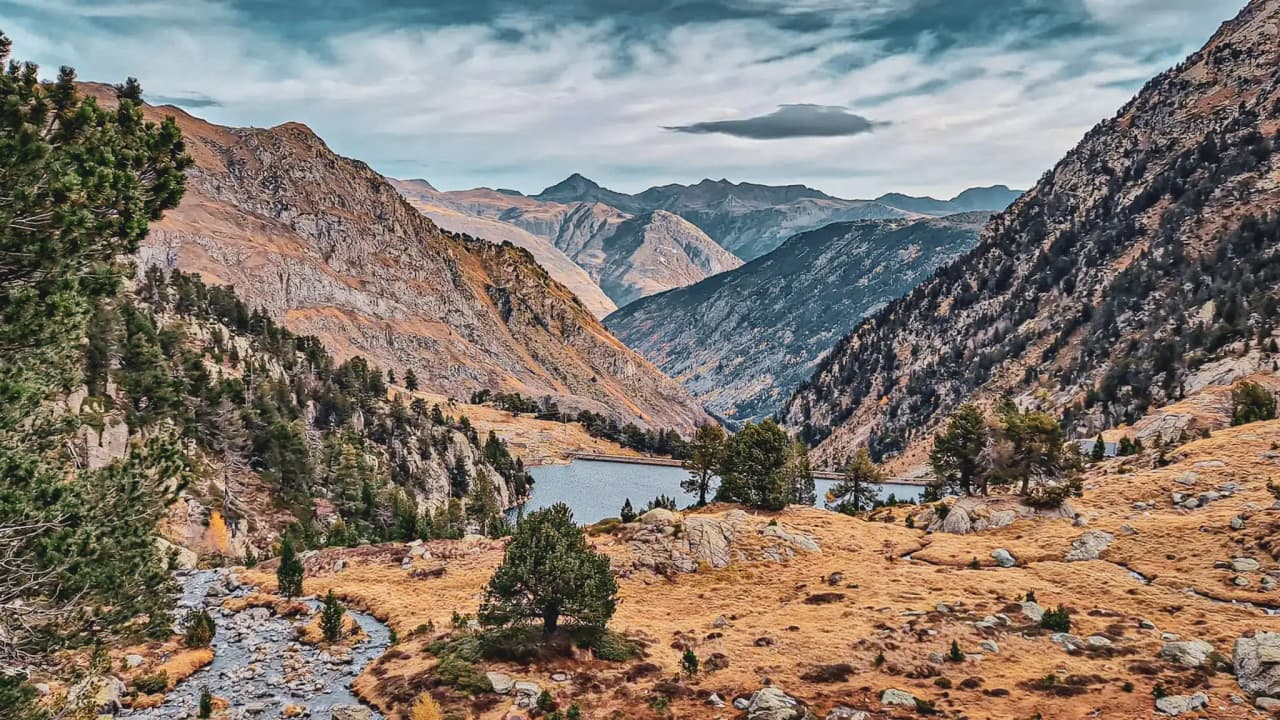 Mountain panoramas of the Encantats, sparkling lakes and golden valleys, an invitation to adventure.
