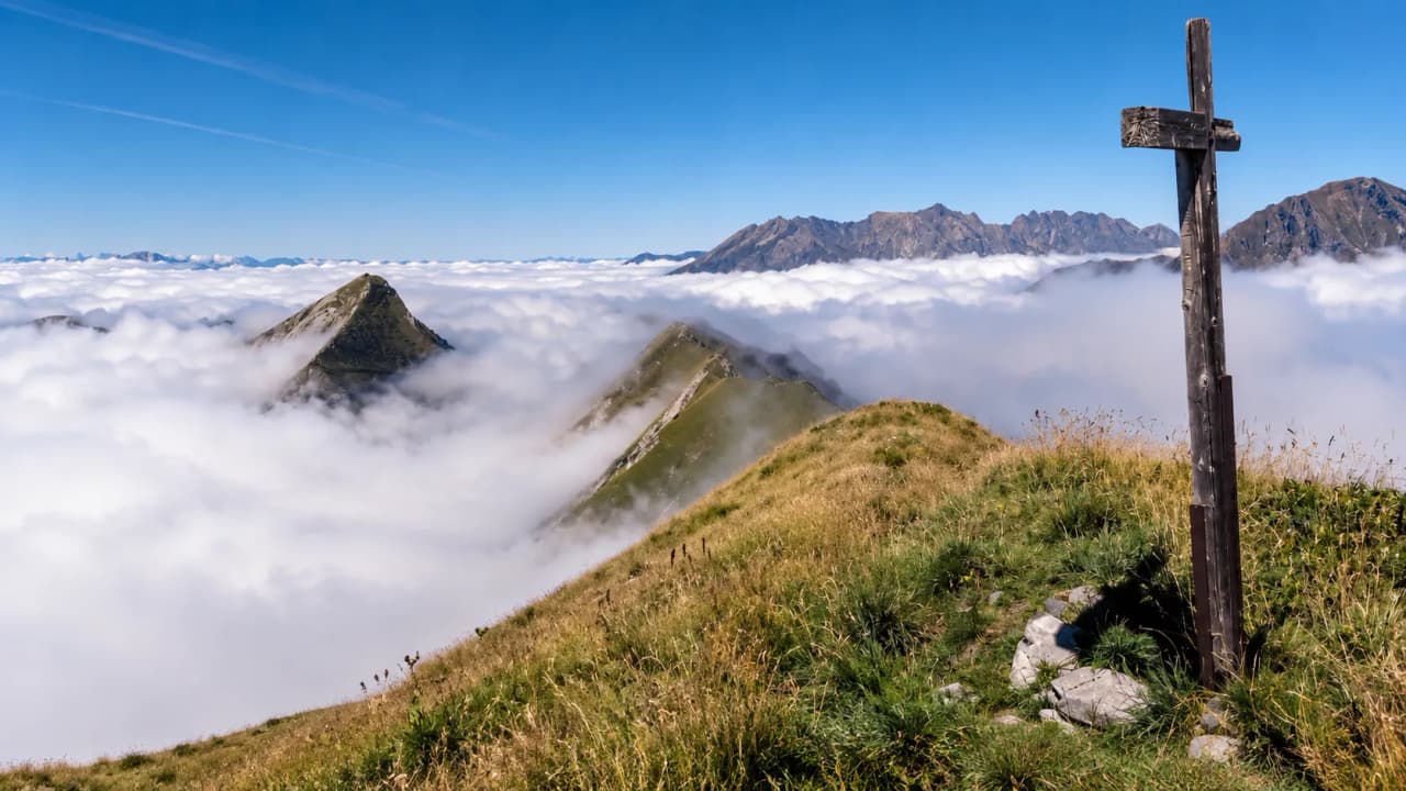 Sommet majestueux émergent des nuages avec un panorama époustouflant sur les Écrins.