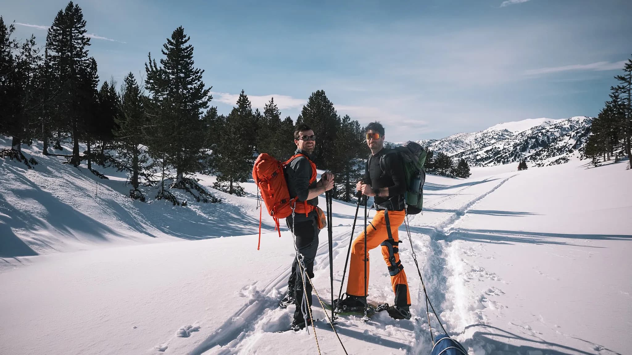 Deux aventuriers en raquettes sourient, entourés de paysages enneigés du Vercors.