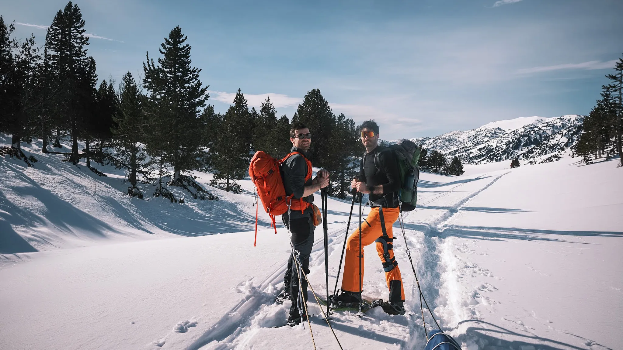 Deux aventuriers en raquettes sourient, entourés de paysages enneigés du Vercors.