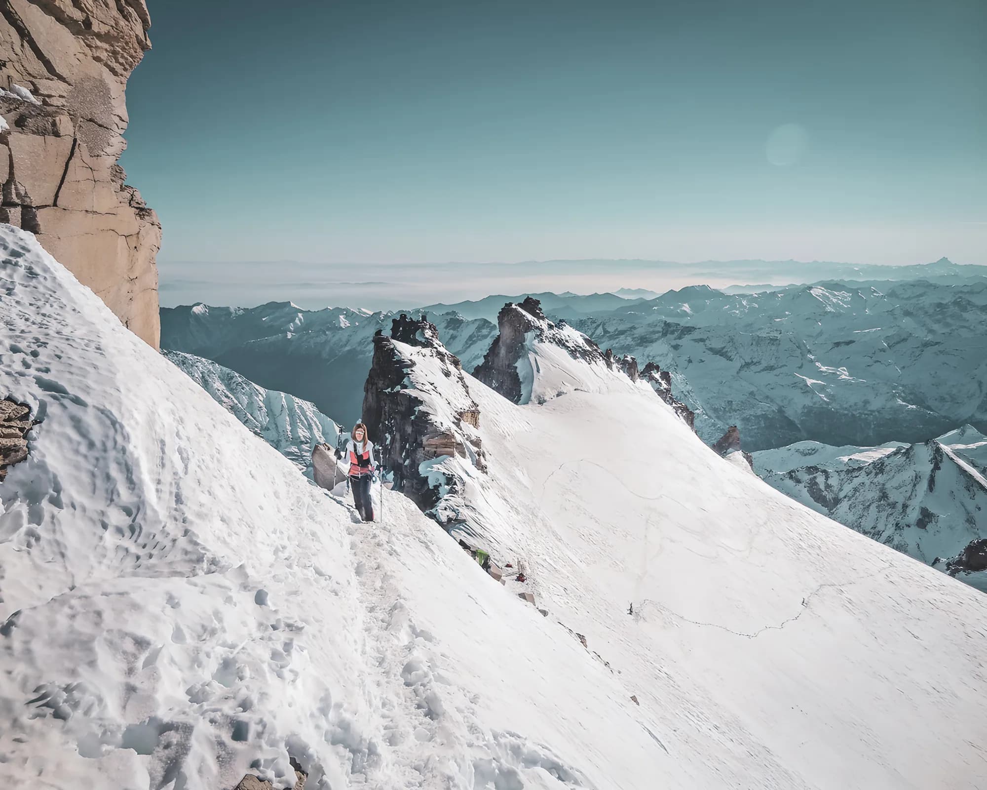 Paysage montagneux du Grand Paradis avec des randonneurs