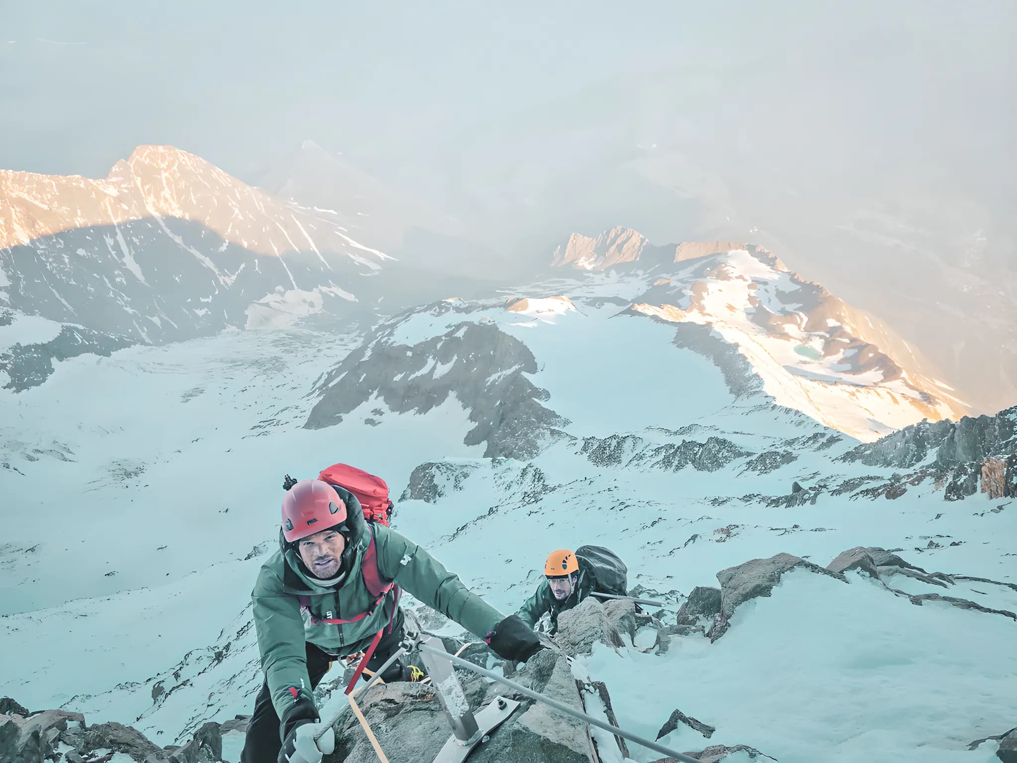 Alpinistes en pleine ascension sur le Mont Blanc, avec des paysages glacés à couper le souffle.