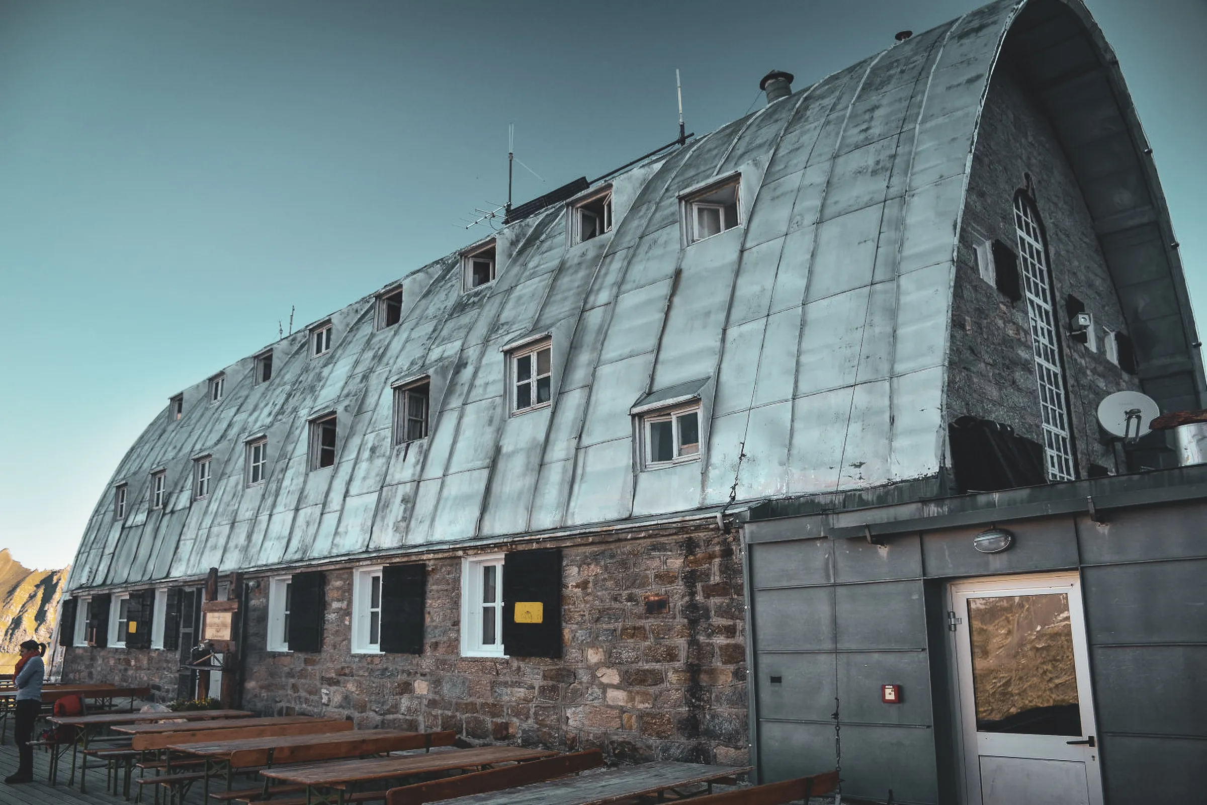 An alpine mountain hut in Gran Paradiso, ideal for an unforgettable adventure at over 4000m altitude.