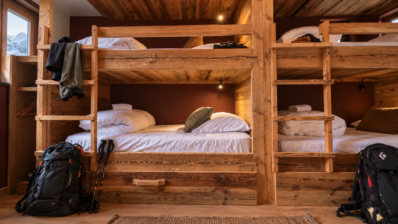 Gezellige houten kamers met stapelbedden, helemaal klaar voor een avontuur in de bergen.