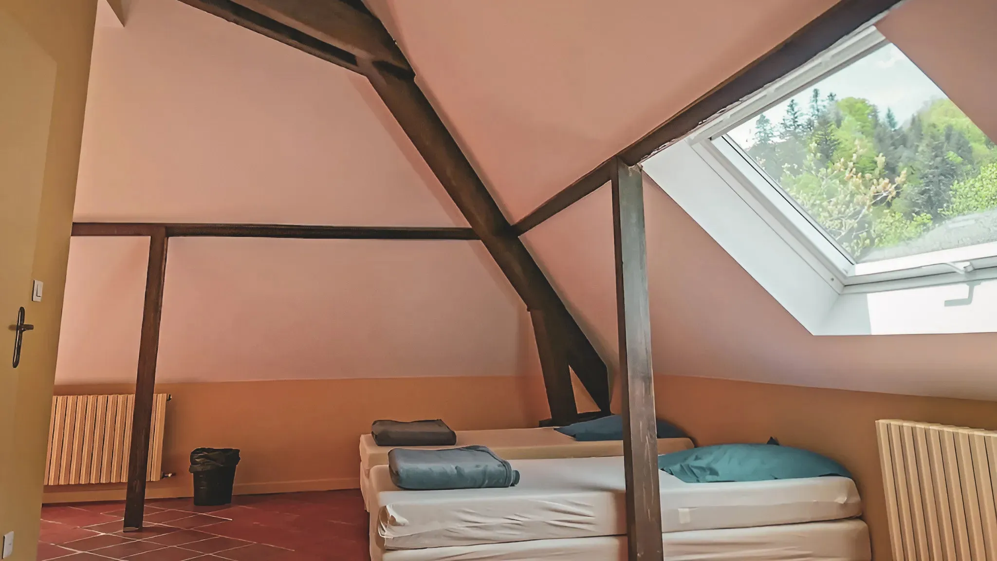 Een warme, lichte kamer onder het dak die uitnodigt om op avontuur te gaan in de Pyreneeën.