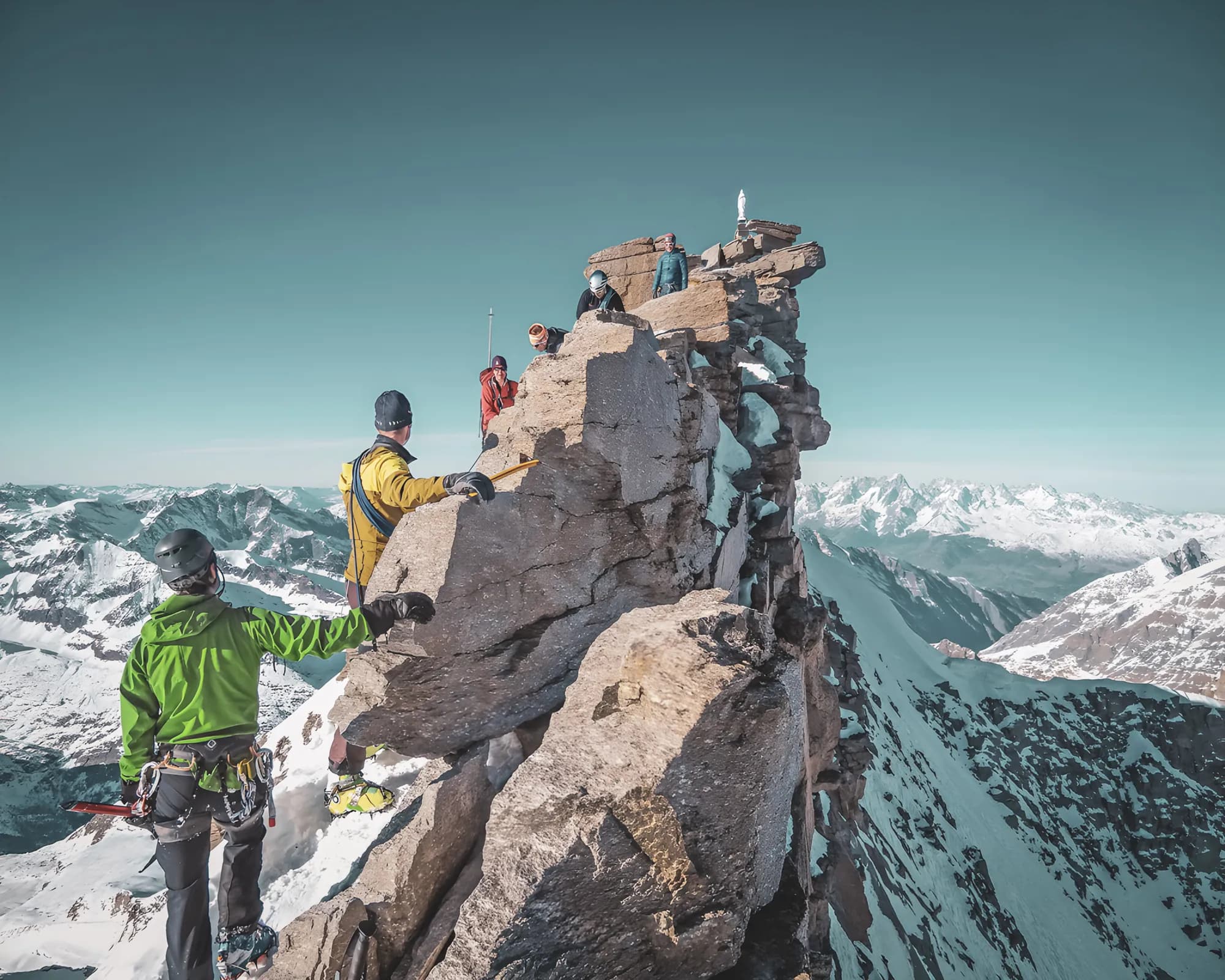 Groupe de randonneurs sur le sommet du Grand Paradis, avec des panoramas alpins époustouflants.