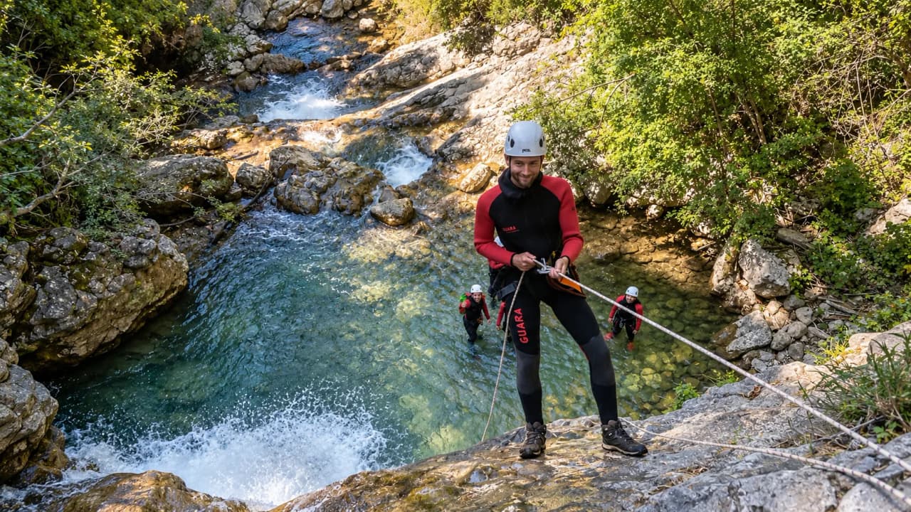 Un participant en canyoning dans le Vercors, au milieu de paysages naturels époustouflants.