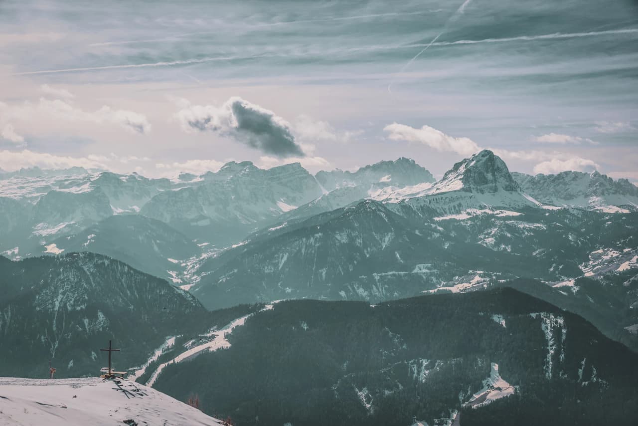 Vue panoramique époustouflante des sommets enneigés autour du Mont Blanc, invitation à l'aventure.