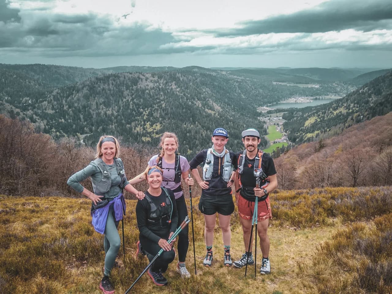 A group of friends in the heart of nature, sharing a trail experience with a view of the Vosges mountains.