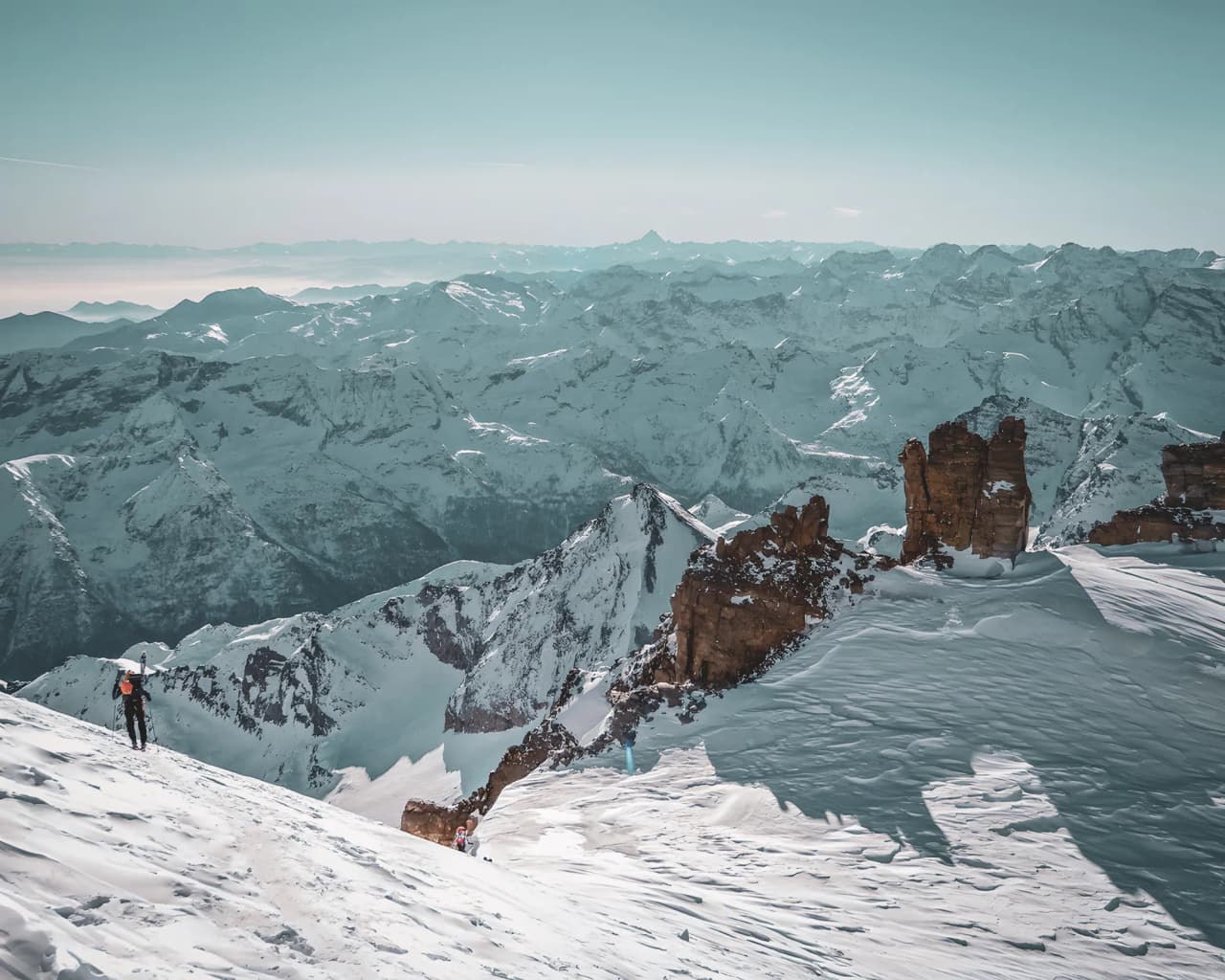 Randonneurs descendant une piste au Grand Paradis