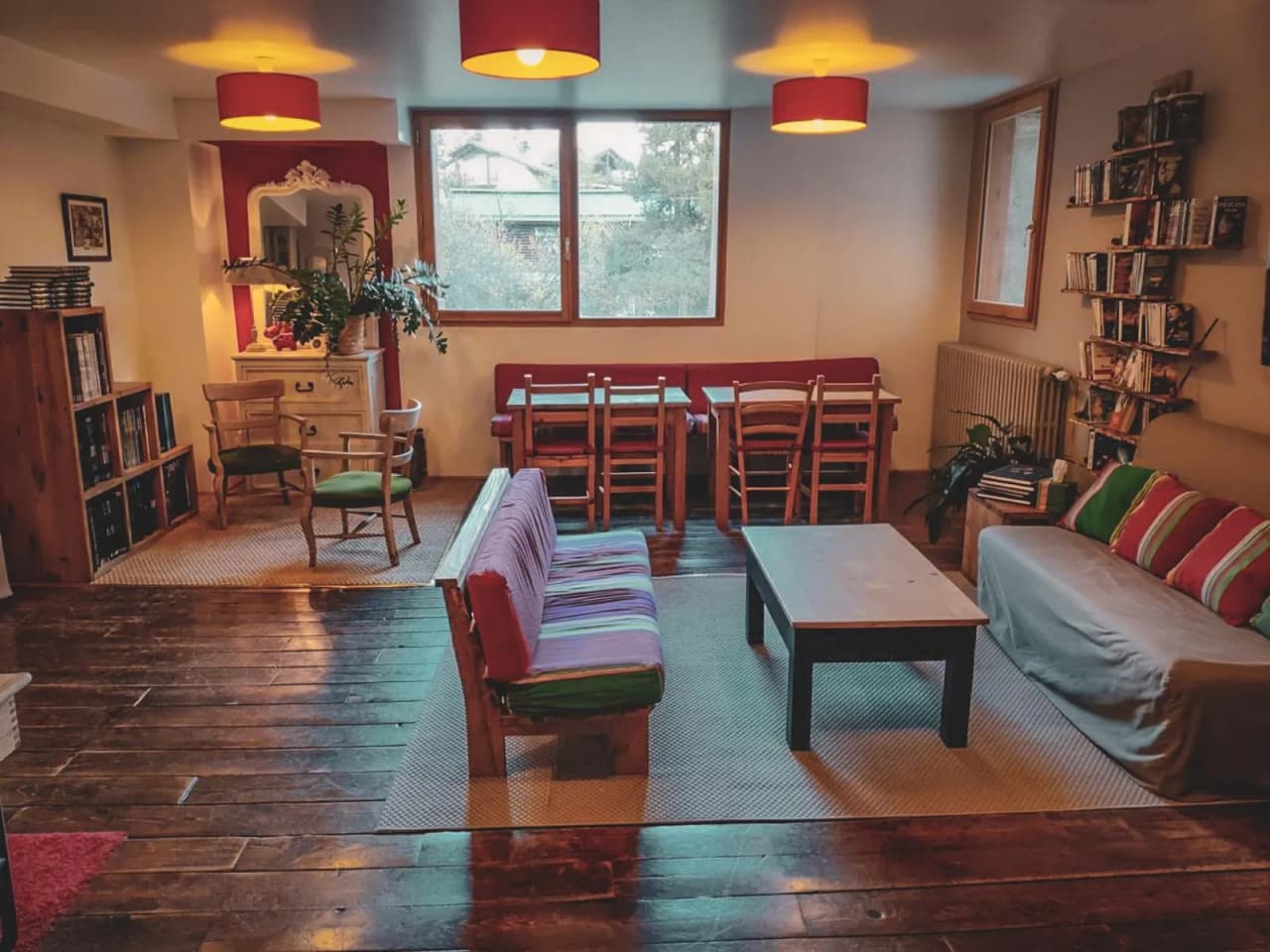 Intérieur chaleureux et accueillant, idéal pour se détendre après une aventure en montagne.