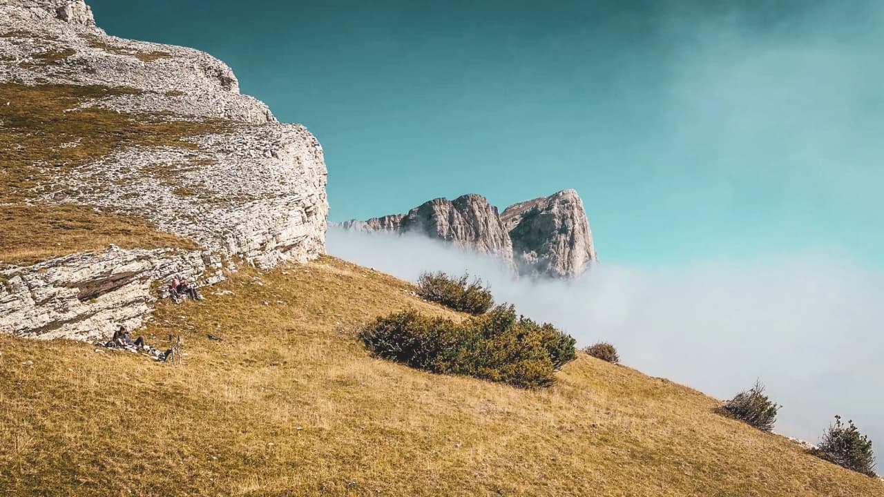 Het berglandschap van de Vercors, met majestueuze bergkammen die oprijzen uit een zee van mist.