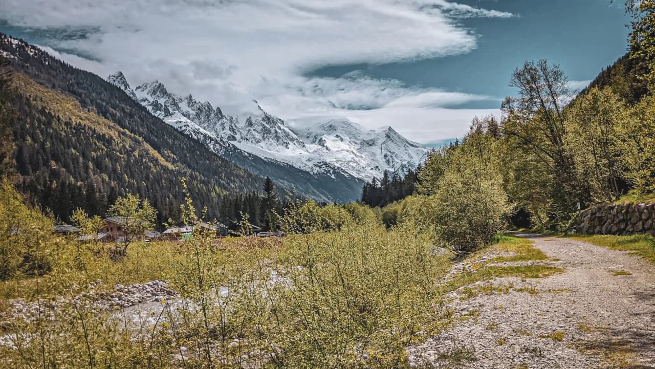 Majestic Alpine scenery with Mont Blanc in the background, ideal for an unforgettable hike.
